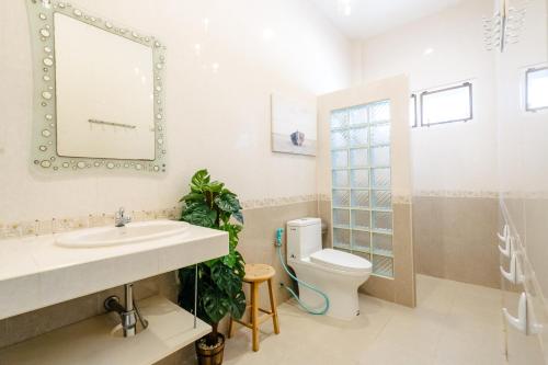 Ένα μπάνιο στο Baan Kiang Lay Phu View Private Pool Villa in Central Hua Hin