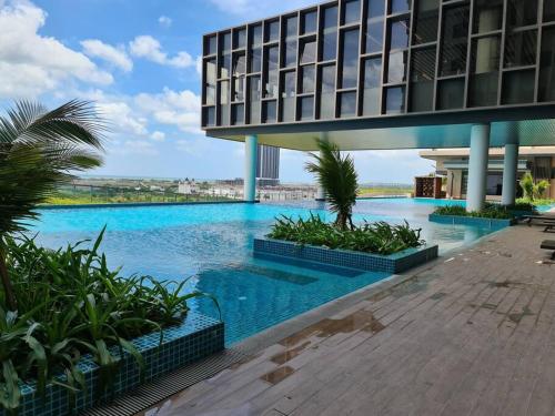 マラッカにあるLuxury Bali Homestayの建物中央の大型スイミングプール