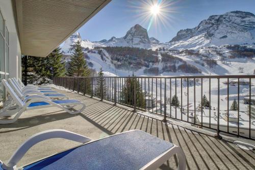 a balcony with chairs and a view of a mountain at Belambra Clubs Gourette - Lou Sarri in Gourette