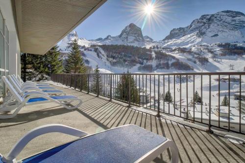 d'un balcon avec des chaises et une vue sur la montagne. dans l'établissement Belambra Clubs Gourette - Lou Sarri, à Gourette