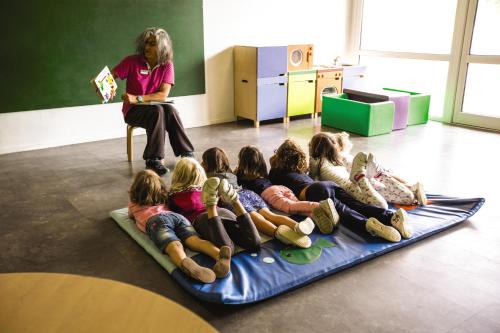 een groep kinderen op een deken in een kamer bij Belambra Clubs Gourette - Lou Sarri in Gourette