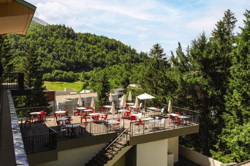 グレットにあるBelambra Clubs Gourette - Lou Sarriの山の景色を望むバルコニー(テーブル、椅子付)