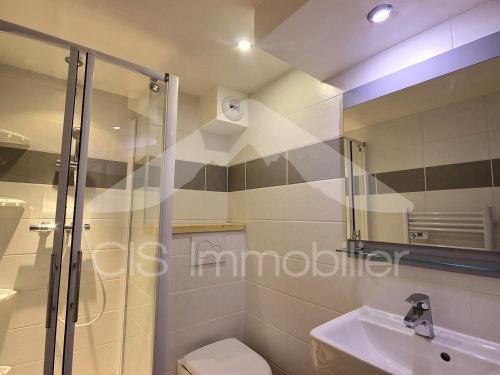 Ένα μπάνιο στο Studio 4 pers. à Arc 2000, ski aux pieds, balcon sud, centre station, près commerces et loisirs - FR-1-411-451