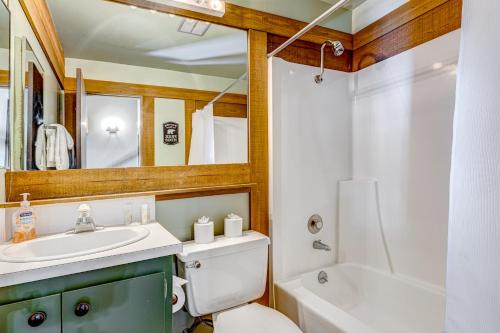 a bathroom with a sink and a toilet and a tub at Enjoyable Northstar Condo in Kingswood Estates