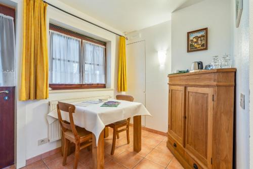 a kitchen with a table and chairs and a window at Elckerlyck Inn Hotel in Rollegem