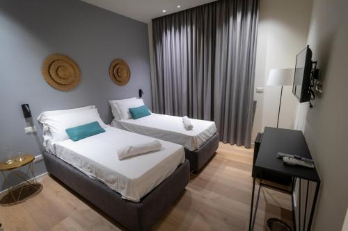 卡塔尼亞的住宿－Pasubio Quattro BB，酒店客房设有两张床和一张桌子。