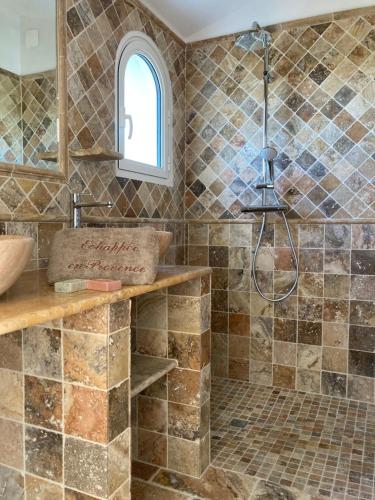 Kúpeľňa v ubytovaní Echappée en Provence Appartement Mont Mirail