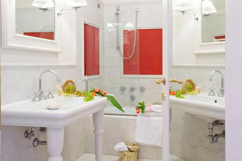 佛羅倫斯的住宿－卡斯蒂格尼住宅酒店，一间带两个盥洗盆和淋浴的浴室