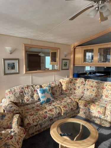 Posezení v ubytování Immaculate 2-Bed Static Caravan at Monrieth