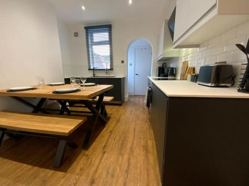 a kitchen with a table and a counter and a table and chairs at Centrally located to the city of Lincoln (Egon) in Lincolnshire