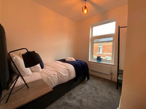 a bedroom with a bed and a window at Centrally located to the city of Lincoln (Egon) in Lincolnshire