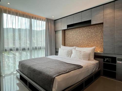 Postel nebo postele na pokoji v ubytování 5 Stars Kamala Beach Resort D68