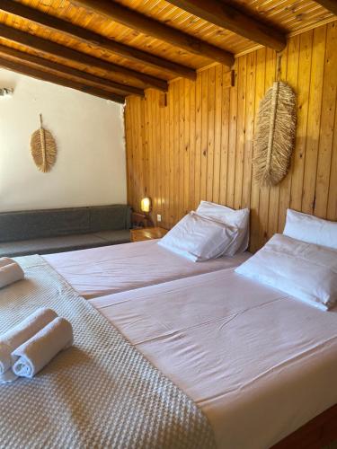 Villa Maria Koukounaries tesisinde bir odada yatak veya yataklar