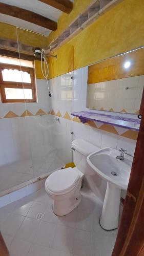 ein Badezimmer mit Toilette und Waschbecken in der Unterkunft Cabaña San Miguel Arcangel in Villa de Leyva