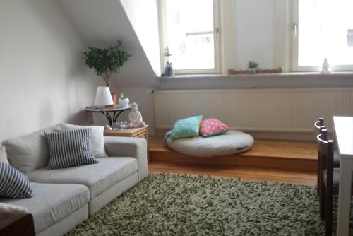een woonkamer met een bank en een hondenbed bij Private Room in Hannover