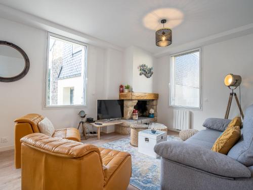 un salon avec un canapé et une télévision dans l'établissement Apartment Vue Solidor-2 by Interhome, à Saint-Malo