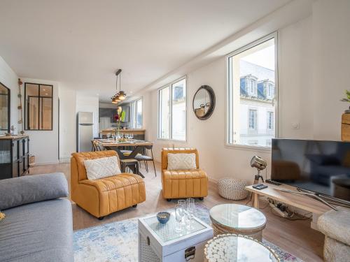 un salon avec un canapé, des chaises et une table dans l'établissement Apartment Vue Solidor-2 by Interhome, à Saint-Malo