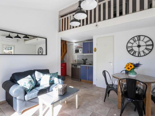 un salon avec un canapé et une table dans l'établissement Holiday Home Val d'Alpilles by Interhome, à Maussane-les-Alpilles