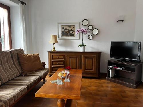 ein Wohnzimmer mit einem Sofa und einem Couchtisch in der Unterkunft Apartment Appartamento da Reto by Interhome in Muralto