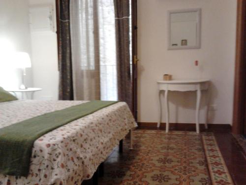 - une chambre avec un lit, une table et un lavabo dans l'établissement Casa Vacanza Le Farfalle, à Trapani