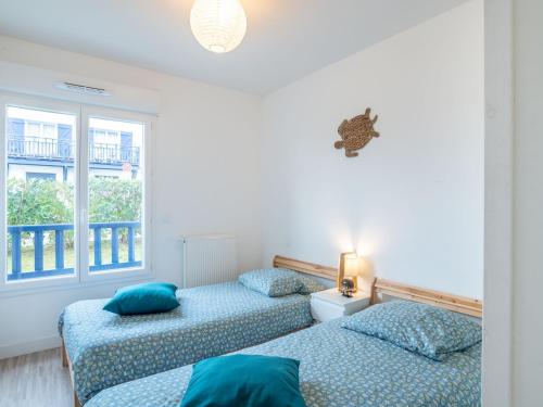 deux lits dans une chambre avec deux fenêtres dans l'établissement Apartment Xabadenia-4 by Interhome, à Bidart