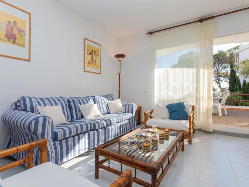 Posezení v ubytování Holiday Home Residencial Cap de Grifeu by Interhome
