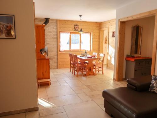 Apartment Chalet Molignon by Interhomeにあるキッチンまたは簡易キッチン