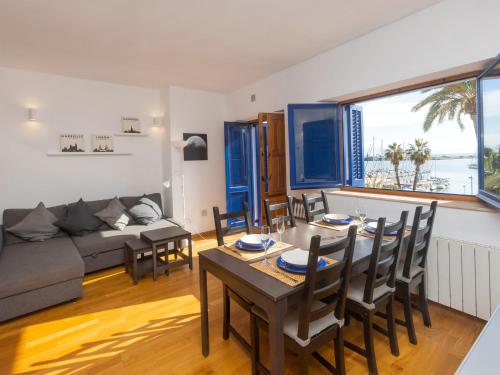 uma sala de estar com uma mesa e um sofá em Apartment Port Vilanova by Interhome em Vilanova i la Geltrú