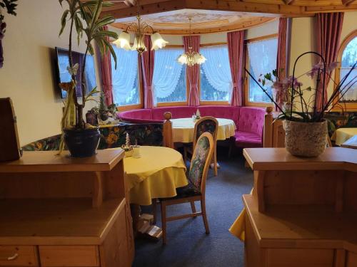 Μια τηλεόραση ή/και κέντρο ψυχαγωγίας στο Apartment LaFontana by Interhome