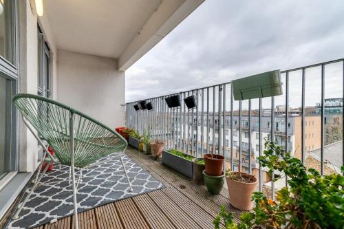 een balkon met planten en een stoel op een gebouw bij Cozy Camberwell Flat in Londen