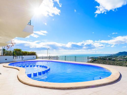 una piscina en la azotea de una casa con el océano en el fondo en Holiday Home Casa Brisa Mar by Interhome, en Peñíscola