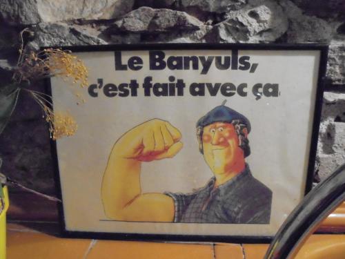 a sign on a wall with a picture of a man at Face à la mer Résidence Les Elmes in Banyuls-sur-Mer