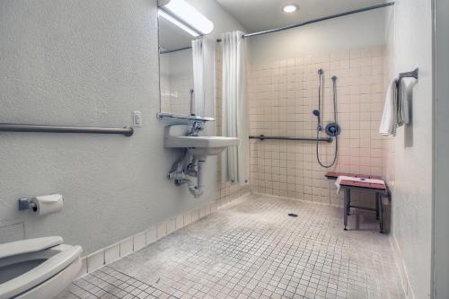Motel 6-Chino, CA - Los Angeles Area tesisinde bir banyo