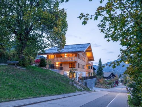 una casa al lado de una colina en Apartment Rinderberg Sockelgeschoss Nordost by Interhome en Zweisimmen