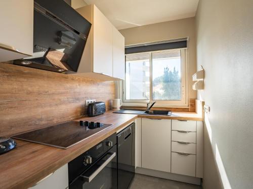 Kuchyňa alebo kuchynka v ubytovaní Apartment La Fregate-8 by Interhome