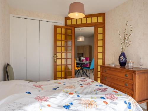 une chambre avec un lit, une commode et une table dans l'établissement Apartment La Fregate-8 by Interhome, à Vaux-sur-Mer