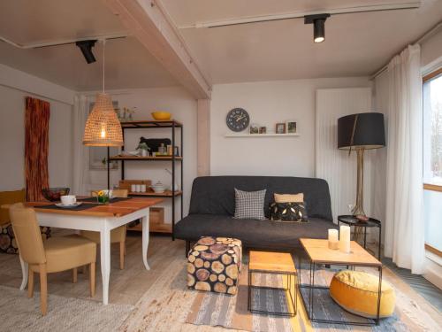 sala de estar con sofá y mesa en Apartment Eliese by Interhome, en Suhl