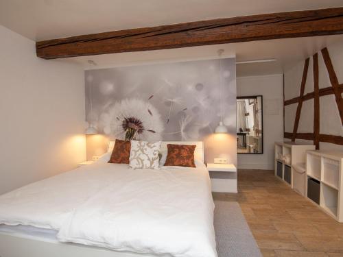 1 dormitorio con 1 cama blanca grande con almohadas en Apartment Eliese by Interhome, en Suhl