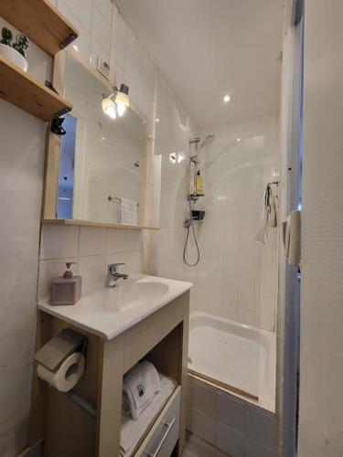 une salle de bain avec un lavabo et une baignoire dans l'établissement Stop Chez M Style # Qualité # Confort # Simplicité, à Lyon