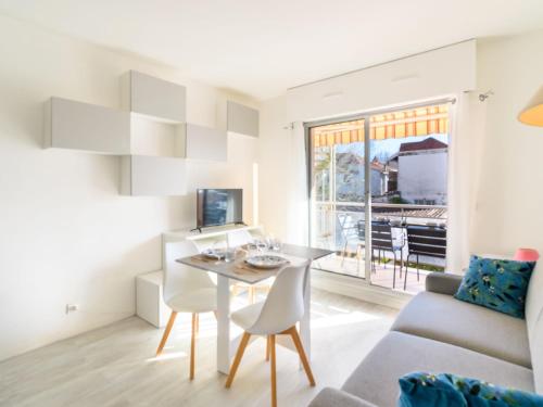 un salon avec une table et un canapé dans l'établissement Studio Résidence de la Plage by Interhome, à Arcachon