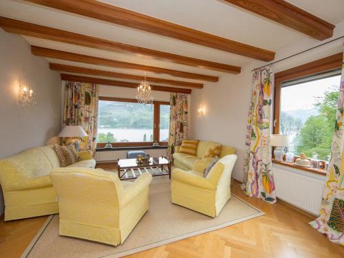 uma sala de estar com duas cadeiras e um sofá em Holiday Home Karin by Interhome em Zell am See