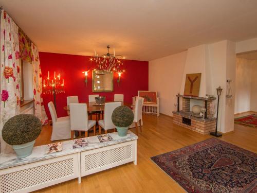 uma sala de jantar com paredes vermelhas e uma mesa e cadeiras em Holiday Home Karin by Interhome em Zell am See
