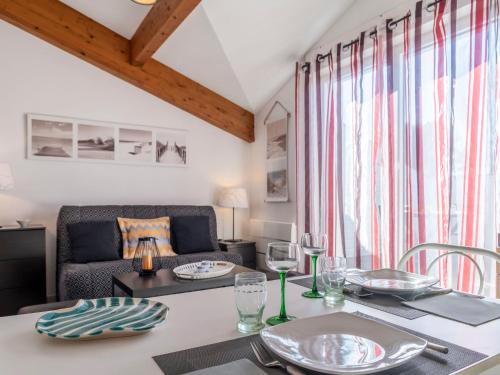 - une salle à manger avec une table et un canapé dans l'établissement Studio Camijeanne by Interhome, à Capbreton