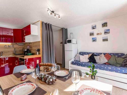 - une cuisine avec une table et un canapé dans une chambre dans l'établissement Studio Vostok Zodiaque-91 by Interhome, au Corbier