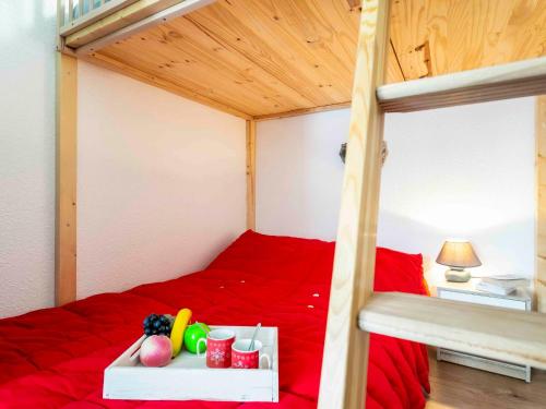 - un lit rouge avec un plateau de jouets dans l'établissement Studio Vostok Zodiaque-91 by Interhome, au Corbier