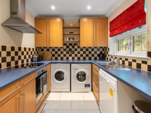a kitchen with a washer and dryer at Holiday Home Silver Birch by Interhome in Drumnadrochit