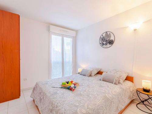 - une chambre dotée d'un lit avec un jouet dans l'établissement Apartment Le Clos Saint Saens-3 by Interhome, à Saint-Aygulf