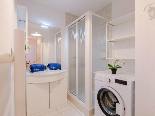 - une buanderie blanche avec un lave-linge dans l'établissement Apartment Le Clos Saint Saens-3 by Interhome, à Saint-Aygulf