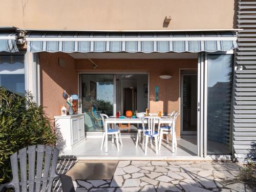 un patio avec une table et des chaises dessus dans l'établissement Apartment Terre Marine-1 by Interhome, à Sanary-sur-Mer