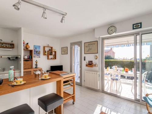 une cuisine avec une table et une horloge au mur dans l'établissement Apartment Terre Marine-1 by Interhome, à Sanary-sur-Mer